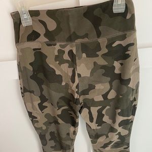 Wild Fable green camo leggings
